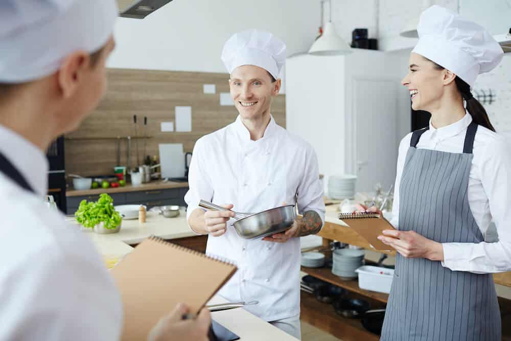 Restaurant Team stellt Speisekarte zusammen