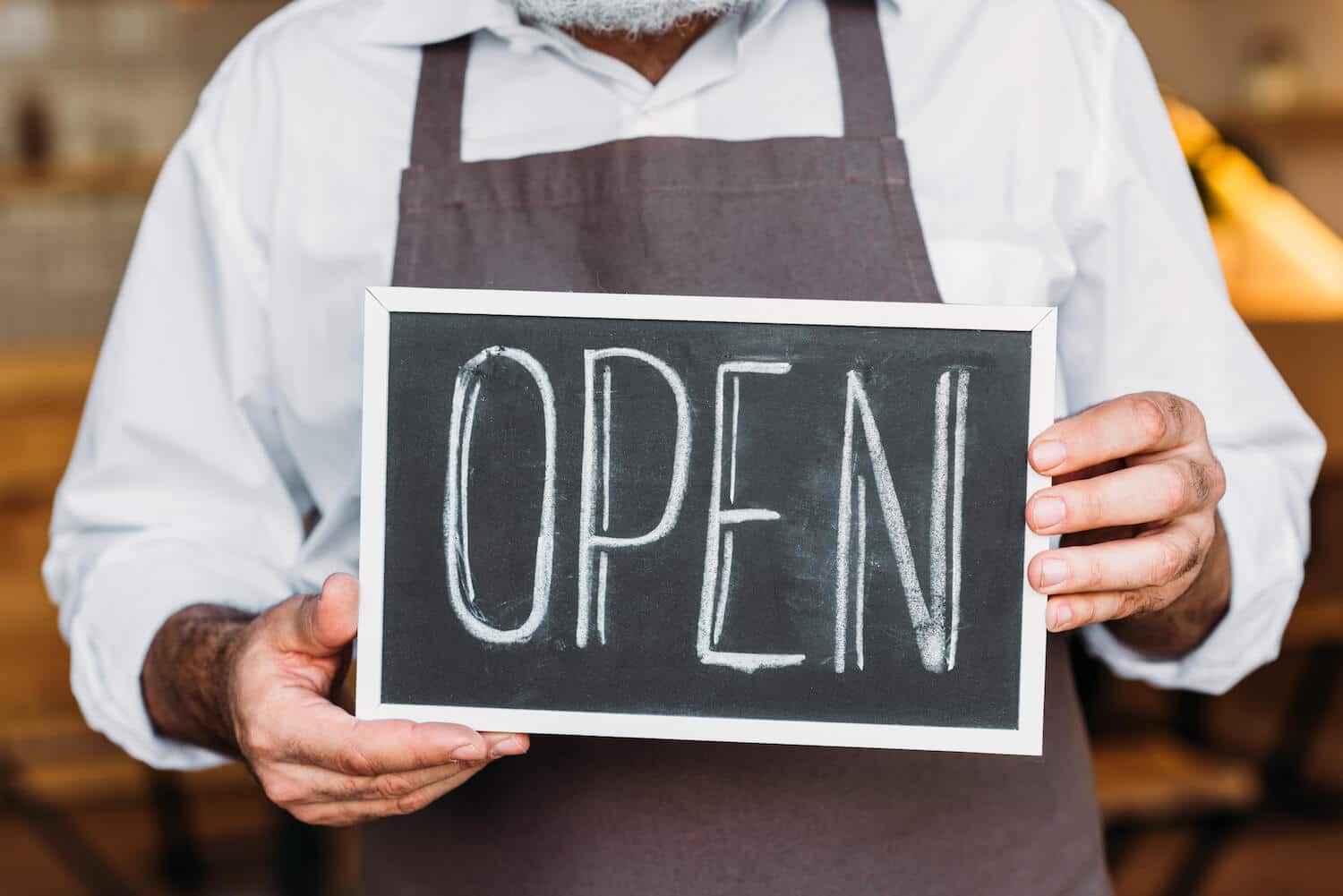 Restaurant wird eröffnet mit Schild