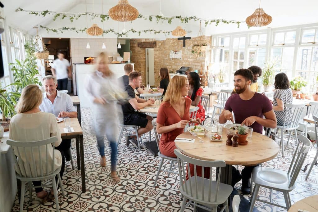 Personen zu Mittag im Restaurant mit flinkem Service